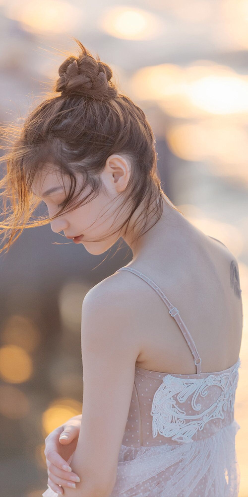 中国女泳新星首次亮相即夺冠,中国游泳女选手泳装